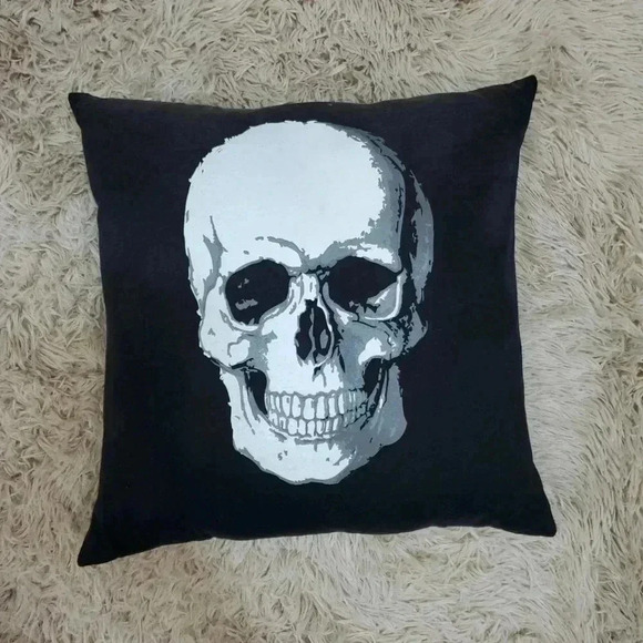 SKULL Print Throw pillow - Picture 5 of 5